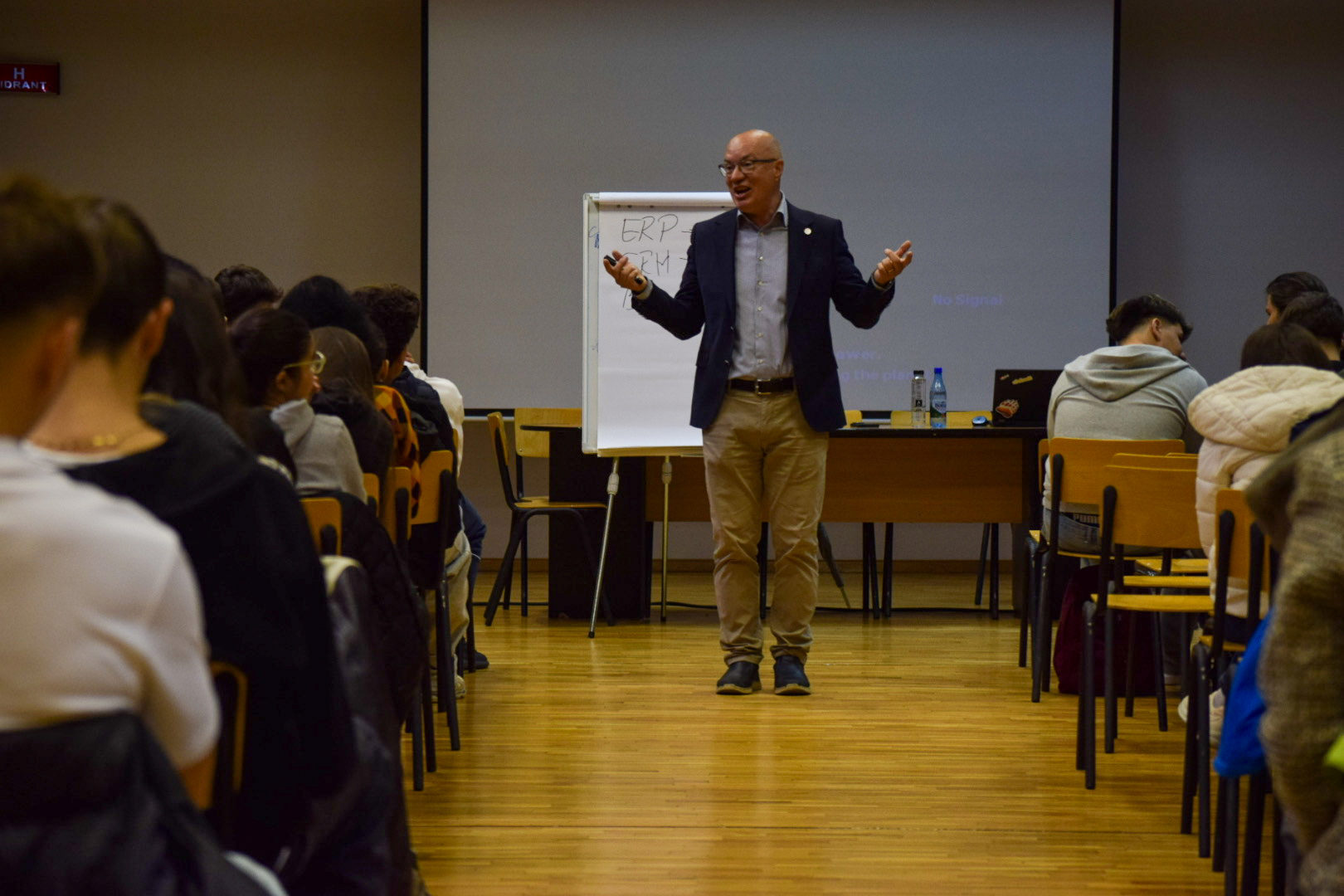 Elevi participând la un workshop